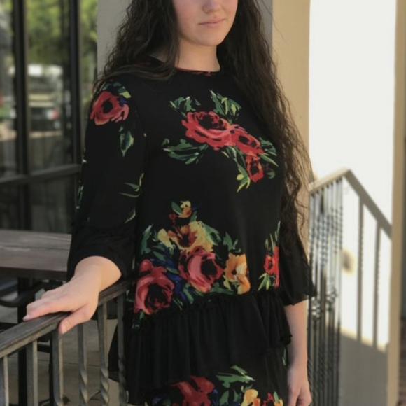 SOLD 🖤Classy floral top!🖤 - Picture 2 of 6